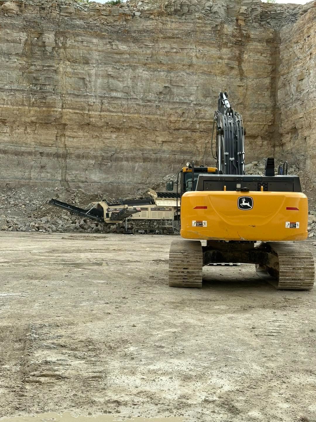 Aggregate stockpile / loader